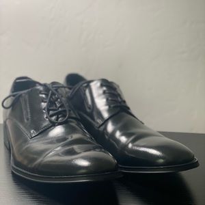 KENNETH COLE BLACK DRESS SHOES - Size 9